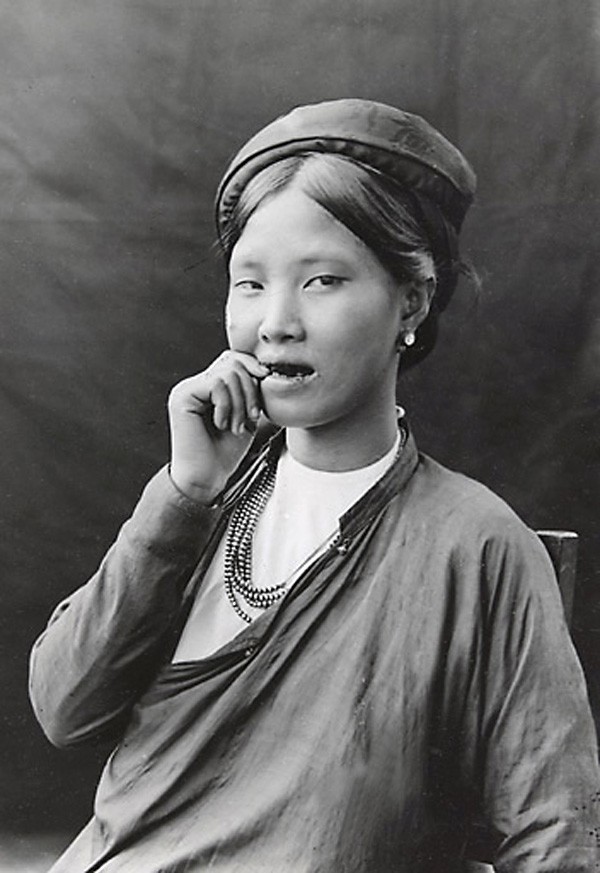 Một phụ nữ Bắc Kỳ ăn trầu thời kỳ 1931 - 1935.